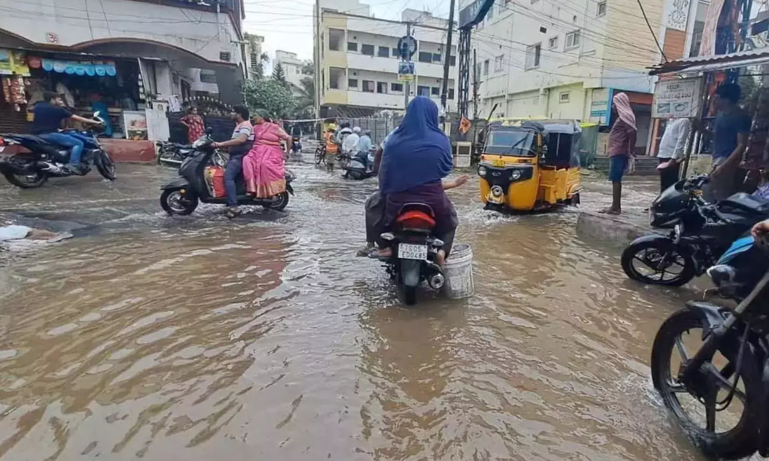 Andhra: आंध्र प्रदेश और तेलंगाना में तीन दिनों तक भारी बारिश का अनुमान, येलो अलर्ट जारी Andhra: आंध्र प्रदेश और तेलंगाना में तीन दिनों तक भारी बारिश का अनुमान, येलो अलर्ट जारी