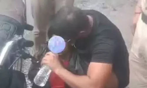 कांवड़ यात्रा के बीच बिगड़ी शिवभक्त की तबीयत, मुजफ्फरनगर पुलिस ने दिखाई मानवता कांवड़ यात्रा के बीच बिगड़ी शिवभक्त की तबीयत, मुजफ्फरनगर पुलिस ने दिखाई मानवता