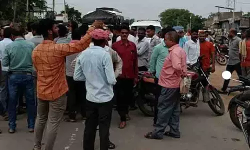 खाद की नीलामी टली तो भड़के किसान, समोदा-लवन मार्ग पर किया चक्काजाम