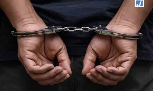 हवा में विमान का एग्जिट डोर खोलने की कोशिश, कोच्चि एयरपोर्ट पर हिरासत में यात्री हवा में विमान का एग्जिट डोर खोलने की कोशिश, कोच्चि एयरपोर्ट पर हिरासत में यात्री