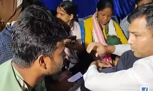रांची में आंदोलनरत छात्रों से प्रशासन की वार्ता, मांगों पर SDO और ADM ने की चर्चा रांची में आंदोलनरत छात्रों से प्रशासन की वार्ता, मांगों पर SDO और ADM ने की चर्चा