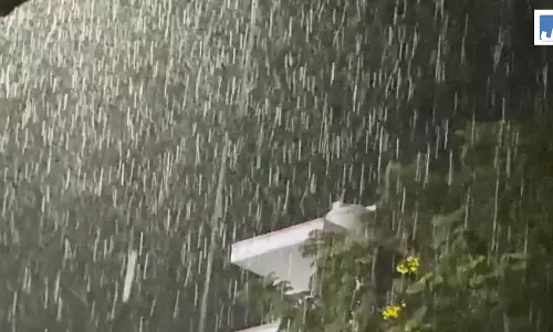 तमिलनाडु के कल्लाकुरिची में मूसलाधार बारिश, सड़कें जलमग्न, यातायात प्रभावित तमिलनाडु के कल्लाकुरिची में मूसलाधार बारिश, सड़कें जलमग्न, यातायात प्रभावित
