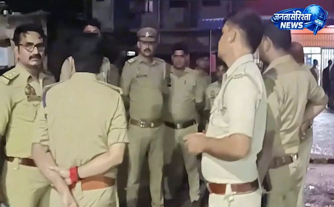 प्रतापगढ़ में बारिश के बीच 100 साल पुराना मकान ढहा, एक ही परिवार के 6 लोगों की मौत प्रतापगढ़ में बारिश के बीच 100 साल पुराना मकान ढहा, एक ही परिवार के 6 लोगों की मौत