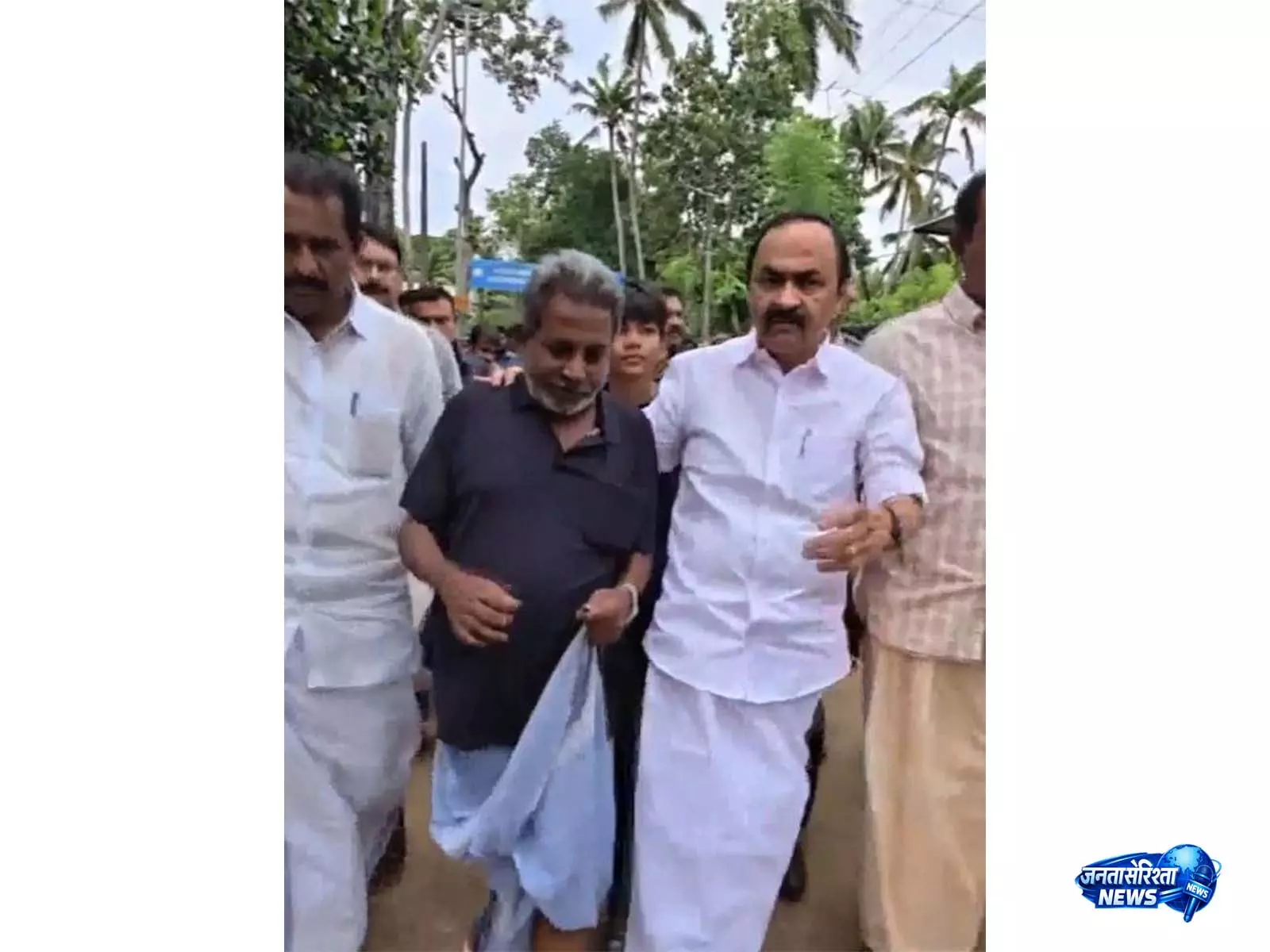 बाढ़ राहत में जान गंवाने वाले तैराकी प्रशिक्षक के परिवार से मिले केरल CM, दी श्रद्धांजलि बाढ़ राहत में जान गंवाने वाले तैराकी प्रशिक्षक के परिवार से मिले केरल CM, दी श्रद्धांजलि