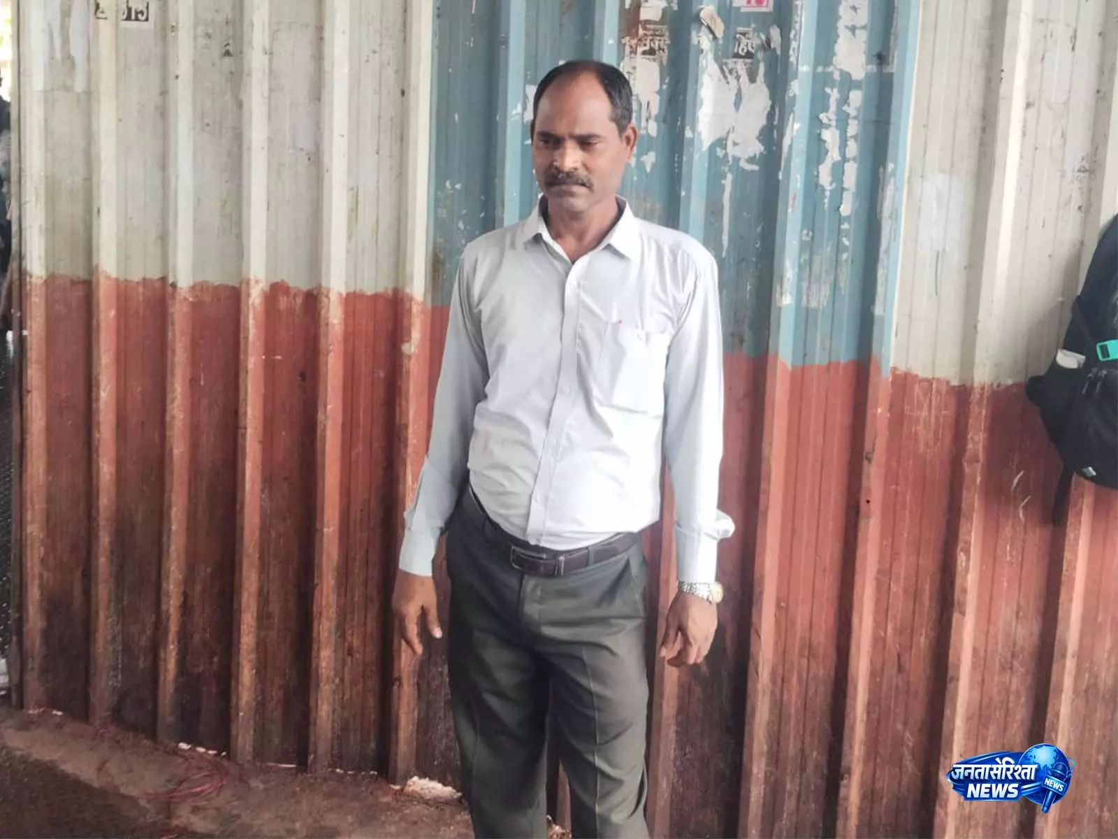 ह्यूमन इंडिकेटर बने नरेंद्र पाटिल, दादर स्टेशन पर रोज राह भटके यात्रियों की करते हैं मदद ह्यूमन इंडिकेटर बने नरेंद्र पाटिल, दादर स्टेशन पर रोज राह भटके यात्रियों की करते हैं मदद