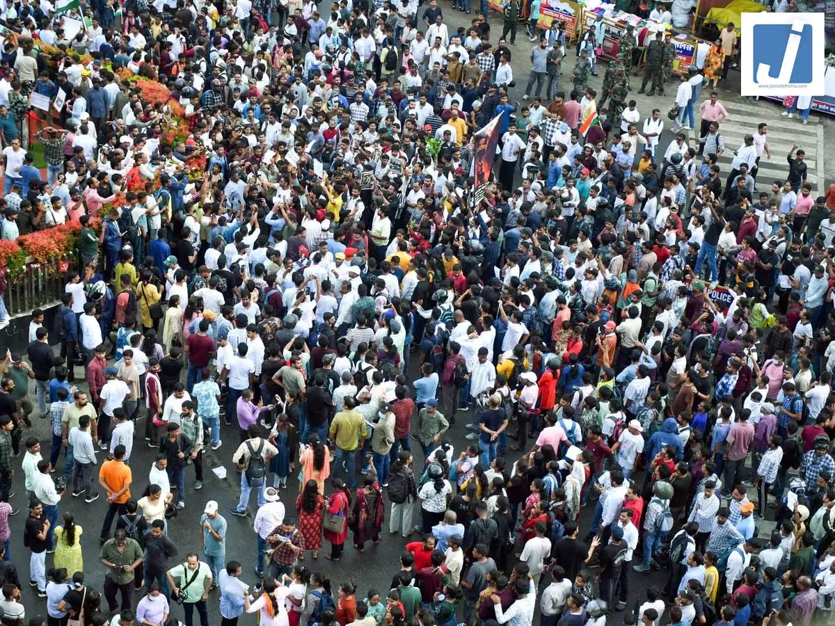 छात्रों के आंदोलन ने सरकार हिला दी, चार सदस्यीय मंत्रियों की कमेटी धरना स्थल पर पहुंच सकती है