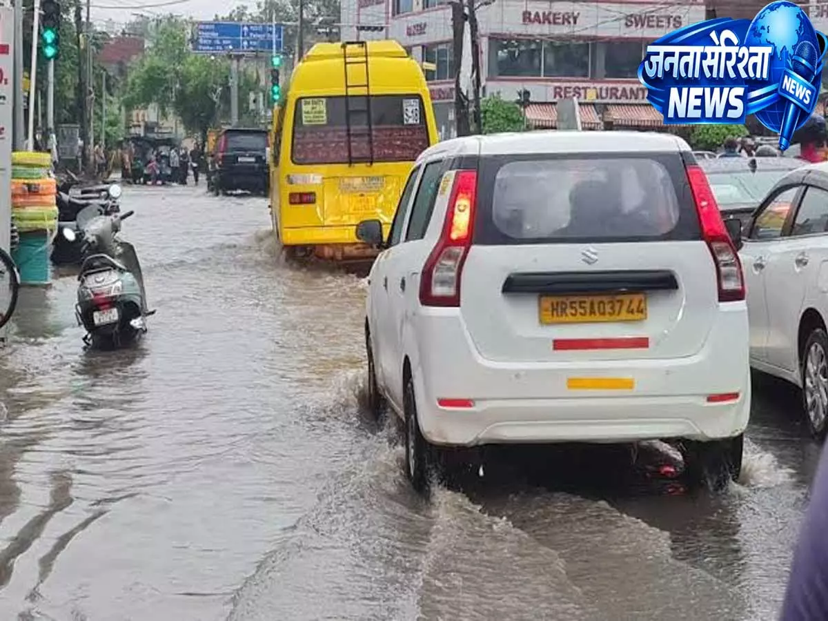 मूसलाधार बारिश से गुरुग्राम बेहाल, सड़कों पर पानी और ट्रैफिक व्यवस्था चरमराई मूसलाधार बारिश से गुरुग्राम बेहाल, सड़कों पर पानी और ट्रैफिक व्यवस्था चरमराई