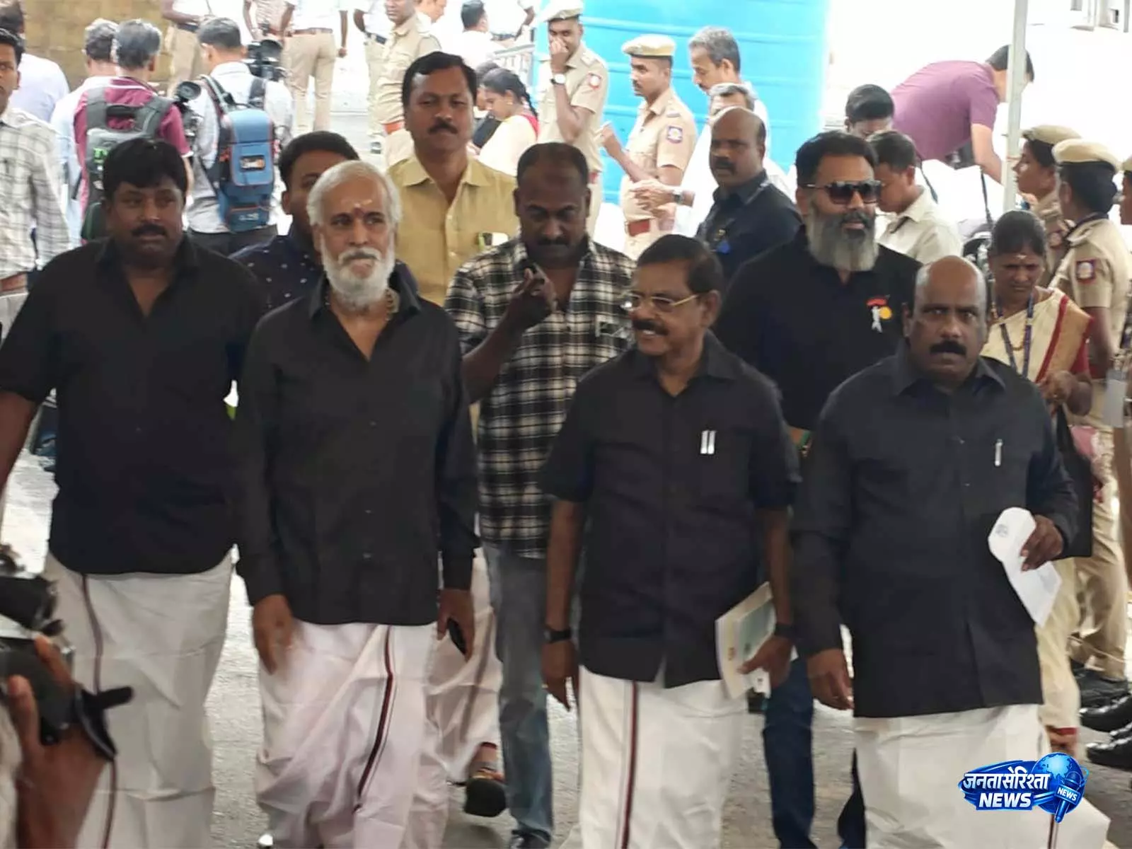 तमिलनाडु: कृषि बजट से पहले DMK विधायकों ने काली शर्ट पहनी तमिलनाडु: कृषि बजट से पहले DMK विधायकों ने काली शर्ट पहनी