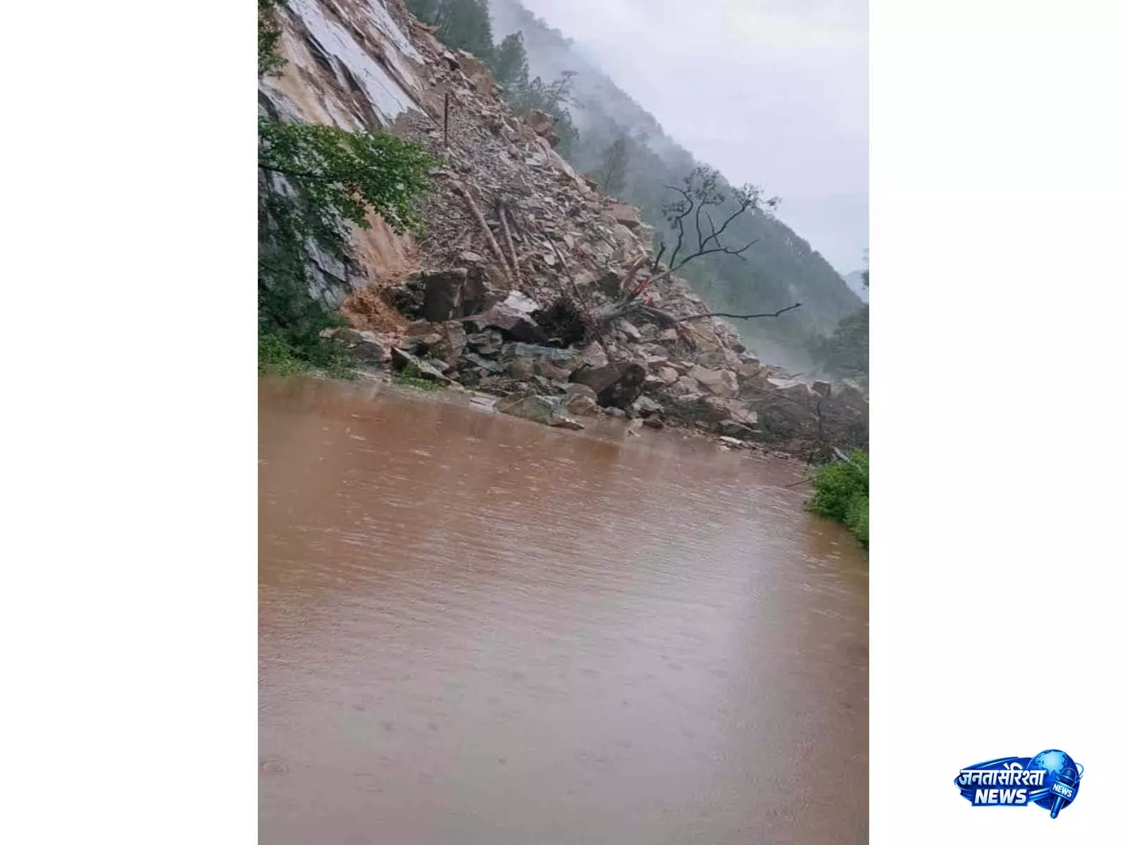 Chamoli में मलबा गिरने से बद्रीनाथ राष्ट्रीय राजमार्ग बंद, हेलंग के पास यातायात प्रभावित Chamoli में मलबा गिरने से बद्रीनाथ राष्ट्रीय राजमार्ग बंद, हेलंग के पास यातायात प्रभावित