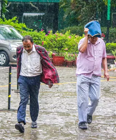 दिल्ली-एनसीआर में झमाझम बारिश से मौसम हुआ सुहाना, 6 अगस्त के लिए यलो अलर्ट जारी दिल्ली-एनसीआर में झमाझम बारिश से मौसम हुआ सुहाना, 6 अगस्त के लिए यलो अलर्ट जारी