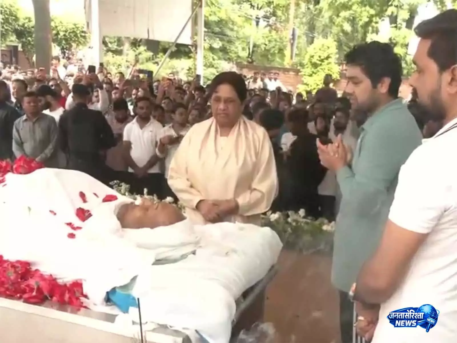 लखनऊ में BSP विधायक उमा शंकर सिंह को मायावती ने दी अंतिम श्रद्धांजलि लखनऊ में BSP विधायक उमा शंकर सिंह को मायावती ने दी अंतिम श्रद्धांजलि