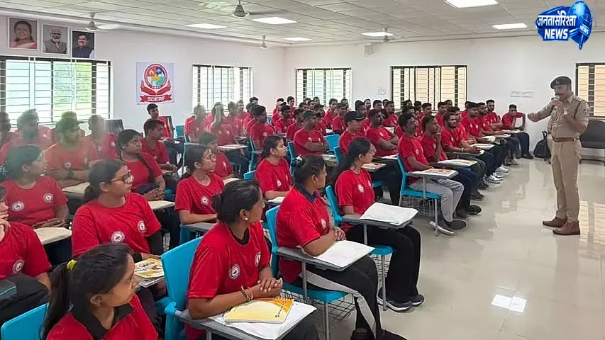 इंदौर में आपदा मित्रों की नई टीम तैयार इंदौर में आपदा मित्रों की नई टीम तैयार