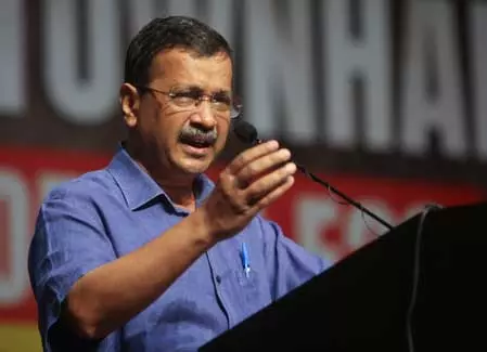 कुछ साल पेट्रोल-डीजल की गाड़ियां खरीदने से बचें, ई20 नीति पर केजरीवाल ने उठाए सवाल कुछ साल पेट्रोल-डीजल की गाड़ियां खरीदने से बचें, ई20 नीति पर केजरीवाल ने उठाए सवाल
