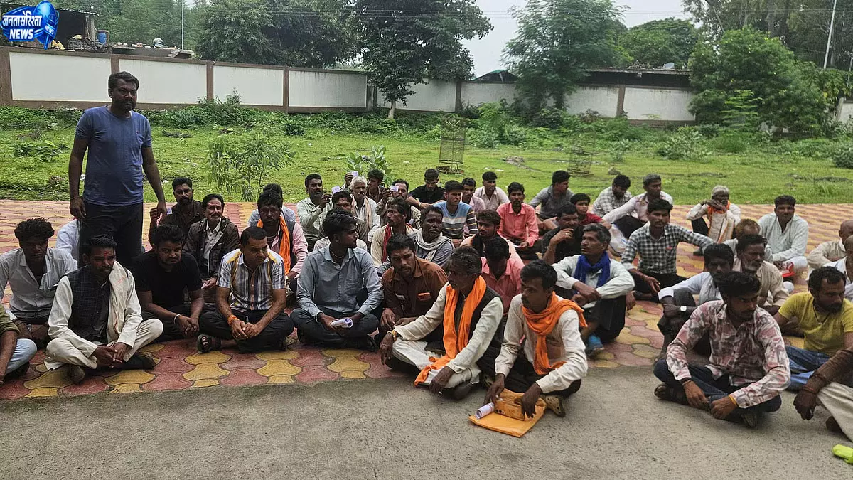 सिरोंज में खाद संकट को लेकर किसानों का प्रदर्शन सिरोंज में खाद संकट को लेकर किसानों का प्रदर्शन