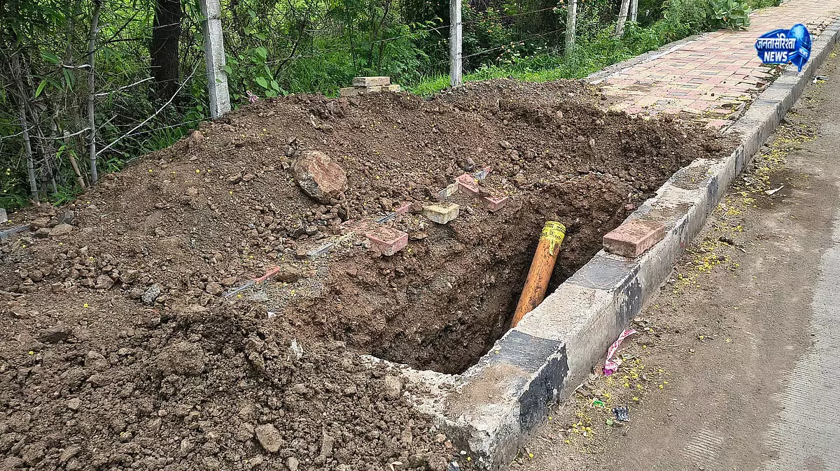 गैस पाइपलाइन के लिए खोदे गए गड्ढे बने खतरा गैस पाइपलाइन के लिए खोदे गए गड्ढे बने खतरा