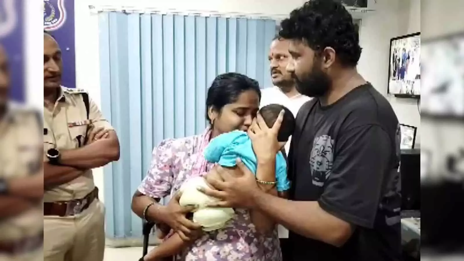 मां की गोद में लौटा मासूम, हैदराबाद पुलिस ने तेजी से कार्रवाई कर अपहरण केस सुलझाया मां की गोद में लौटा मासूम, हैदराबाद पुलिस ने तेजी से कार्रवाई कर अपहरण केस सुलझाया