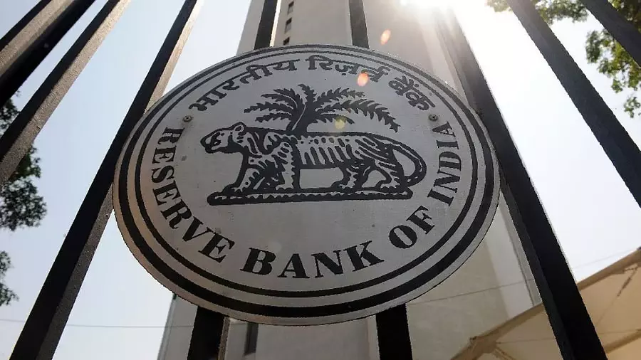 RBI का फैसला: रेपो रेट स्थिर, महंगाई अनुमान घटा RBI का फैसला: रेपो रेट स्थिर, महंगाई अनुमान घटा