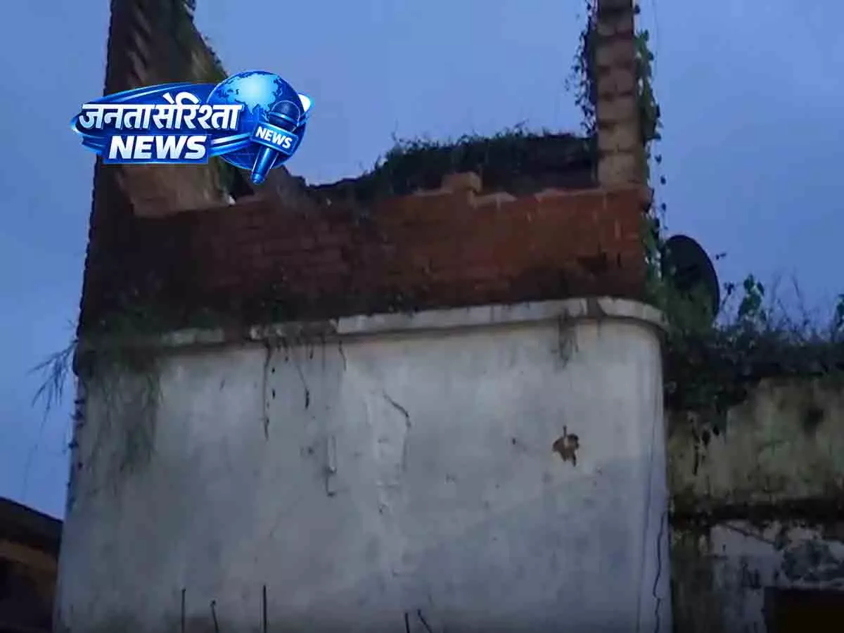 Pratapgarh: भारी बारिश में 100 साल पुराना मकान गिरा, 6 की मौत Pratapgarh: भारी बारिश में 100 साल पुराना मकान गिरा, 6 की मौत
