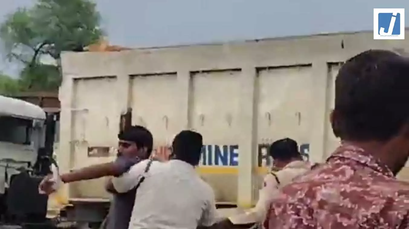 नशे में धुत युवक का हाई-वोल्टेज ड्रामा, मासूम बच्चों को आगे कर नेशनल हाईवे पर मचाया हंगामा नशे में धुत युवक का हाई-वोल्टेज ड्रामा, मासूम बच्चों को आगे कर नेशनल हाईवे पर मचाया हंगामा