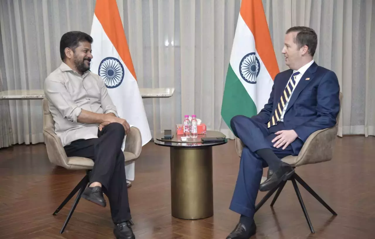 CM ने सर्जियो गोर से मुलाकात की, टीजी छात्रों और पेशेवरों के लिए आसान अमेरिकी वीजा की मांग की CM ने सर्जियो गोर से मुलाकात की, टीजी छात्रों और पेशेवरों के लिए आसान अमेरिकी वीजा की मांग की