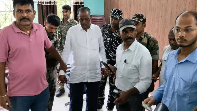 मनिका प्रखंड कार्यालय में ACB की कार्रवाई, पंचायत सचिव 10 हजार रिश्वत लेते गिरफ्तार मनिका प्रखंड कार्यालय में ACB की कार्रवाई, पंचायत सचिव 10 हजार रिश्वत लेते गिरफ्तार