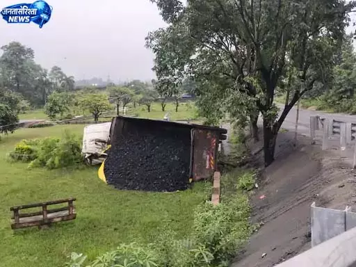 देर रात अनियंत्रित होकर गार्डन में पलटा कोयला लोड ट्रेलर, चालक घायल देर रात अनियंत्रित होकर गार्डन में पलटा कोयला लोड ट्रेलर, चालक घायल