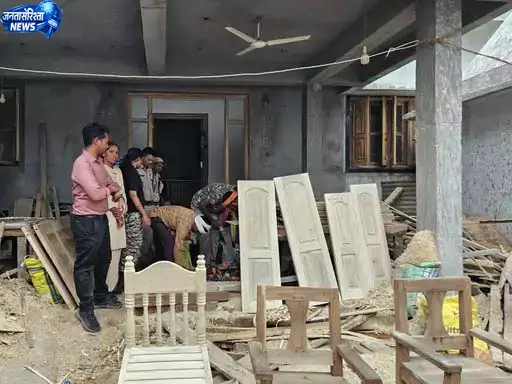 CG: सरपंच पति के ठिकाने पर छापा, 10 लाख से ज्यादा की सागौन की लकड़ी-फर्नीचर जब्त CG: सरपंच पति के ठिकाने पर छापा, 10 लाख से ज्यादा की सागौन की लकड़ी-फर्नीचर जब्त