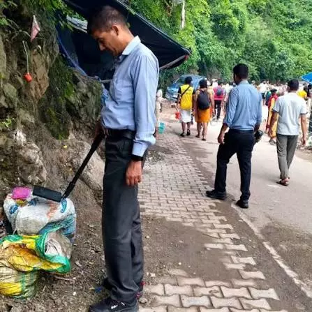 Dehradun: कांवड़ यात्रा की सुरक्षा में जुटा प्रशासन, बम स्क्वाड ने खंगाले क्षेत्र Dehradun: कांवड़ यात्रा की सुरक्षा में जुटा प्रशासन, बम स्क्वाड ने खंगाले क्षेत्र