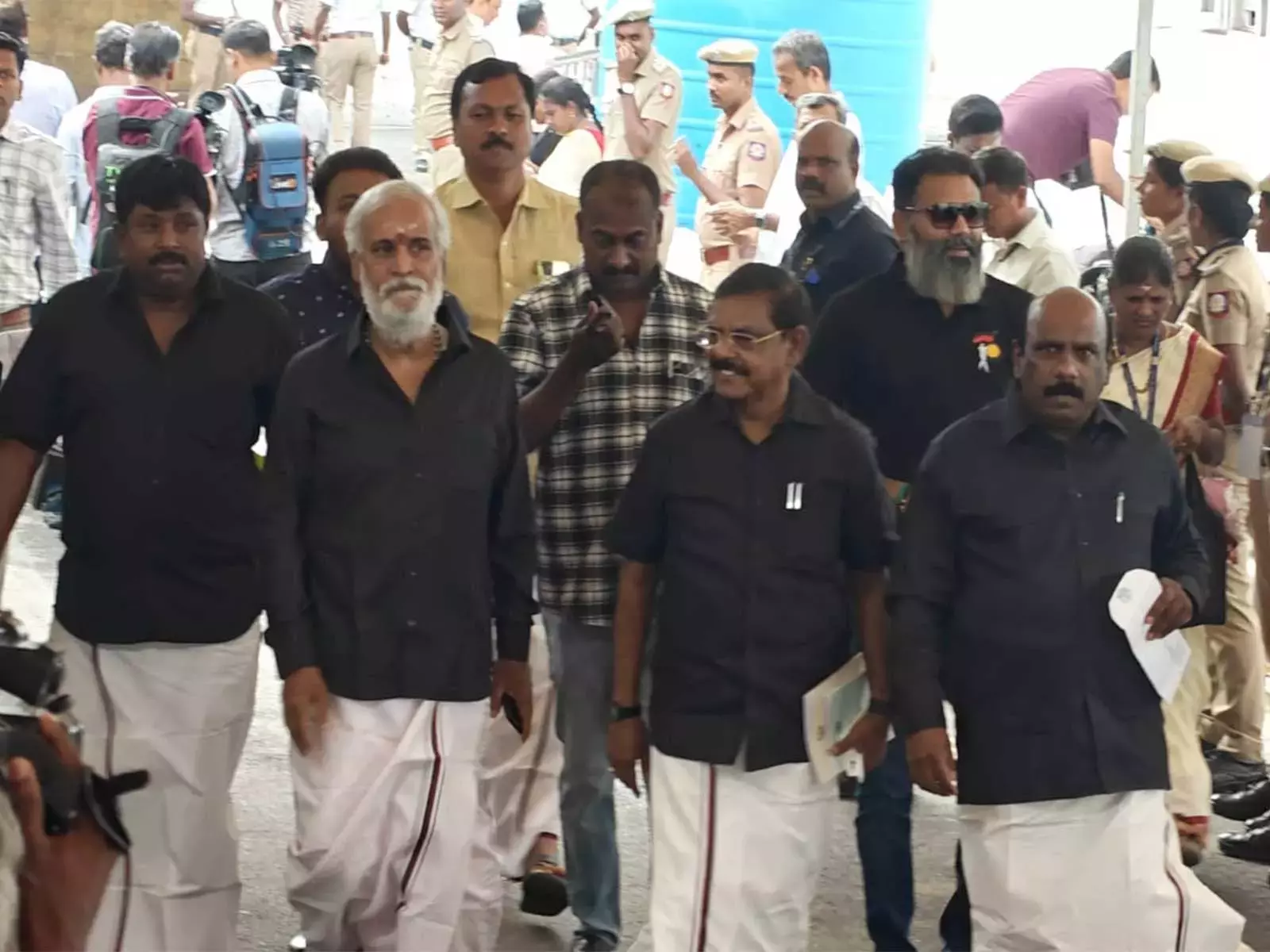 Tamil Nadu: तमिलनाडु के कृषि बजट से पहले डीएमके विधायकों ने पहनी काली शर्ट Tamil Nadu: तमिलनाडु के कृषि बजट से पहले डीएमके विधायकों ने पहनी काली शर्ट