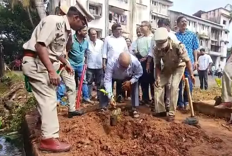दिगंबर कामत की पहल: मडगांव में 14 जगहों पर किया वृक्षारोपण दिगंबर कामत की पहल: मडगांव में 14 जगहों पर किया वृक्षारोपण