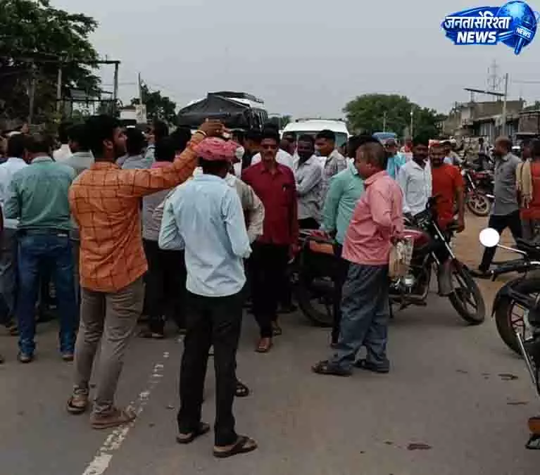 खाद की नीलामी टली तो भड़के किसान, समोदा-लवन मार्ग पर किया चक्काजाम खाद की नीलामी टली तो भड़के किसान, समोदा-लवन मार्ग पर किया चक्काजाम