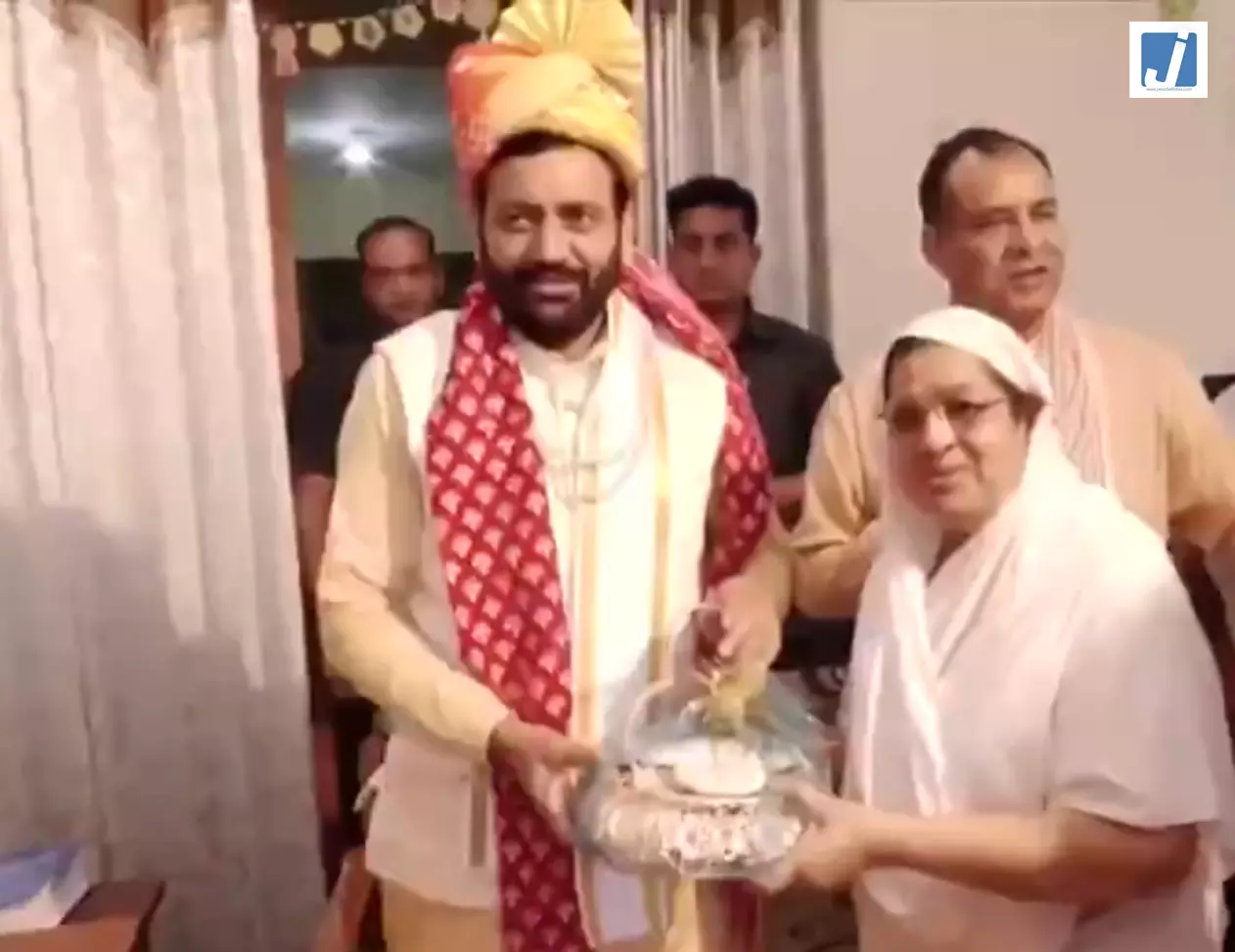 गन्नौर के गुप्ती धाम पहुंचे सीएम नायब सिंह सैनी, गुरुदेव से लिया आशीर्वाद गन्नौर के गुप्ती धाम पहुंचे सीएम नायब सिंह सैनी, गुरुदेव से लिया आशीर्वाद