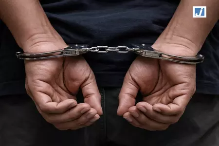 हवा में विमान का एग्जिट डोर खोलने की कोशिश, कोच्चि एयरपोर्ट पर हिरासत में यात्री हवा में विमान का एग्जिट डोर खोलने की कोशिश, कोच्चि एयरपोर्ट पर हिरासत में यात्री