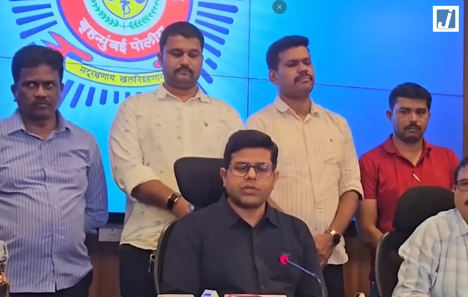 मुंबई क्राइम ब्रांच का बड़ा खुलासा, साइबर ठगी के पैसों की हेराफेरी करने वाले नेटवर्क पर शिकंजा मुंबई क्राइम ब्रांच का बड़ा खुलासा, साइबर ठगी के पैसों की हेराफेरी करने वाले नेटवर्क पर शिकंजा