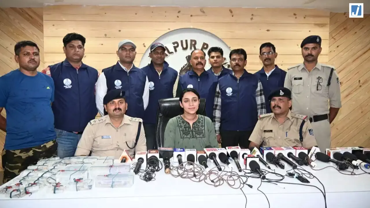 40 लाख की चोरी का खुलासा: गहने चुराकर खरीदीं 2 कारें, पुलिस ने 3 शातिर चोर दबोचे 40 लाख की चोरी का खुलासा: गहने चुराकर खरीदीं 2 कारें, पुलिस ने 3 शातिर चोर दबोचे