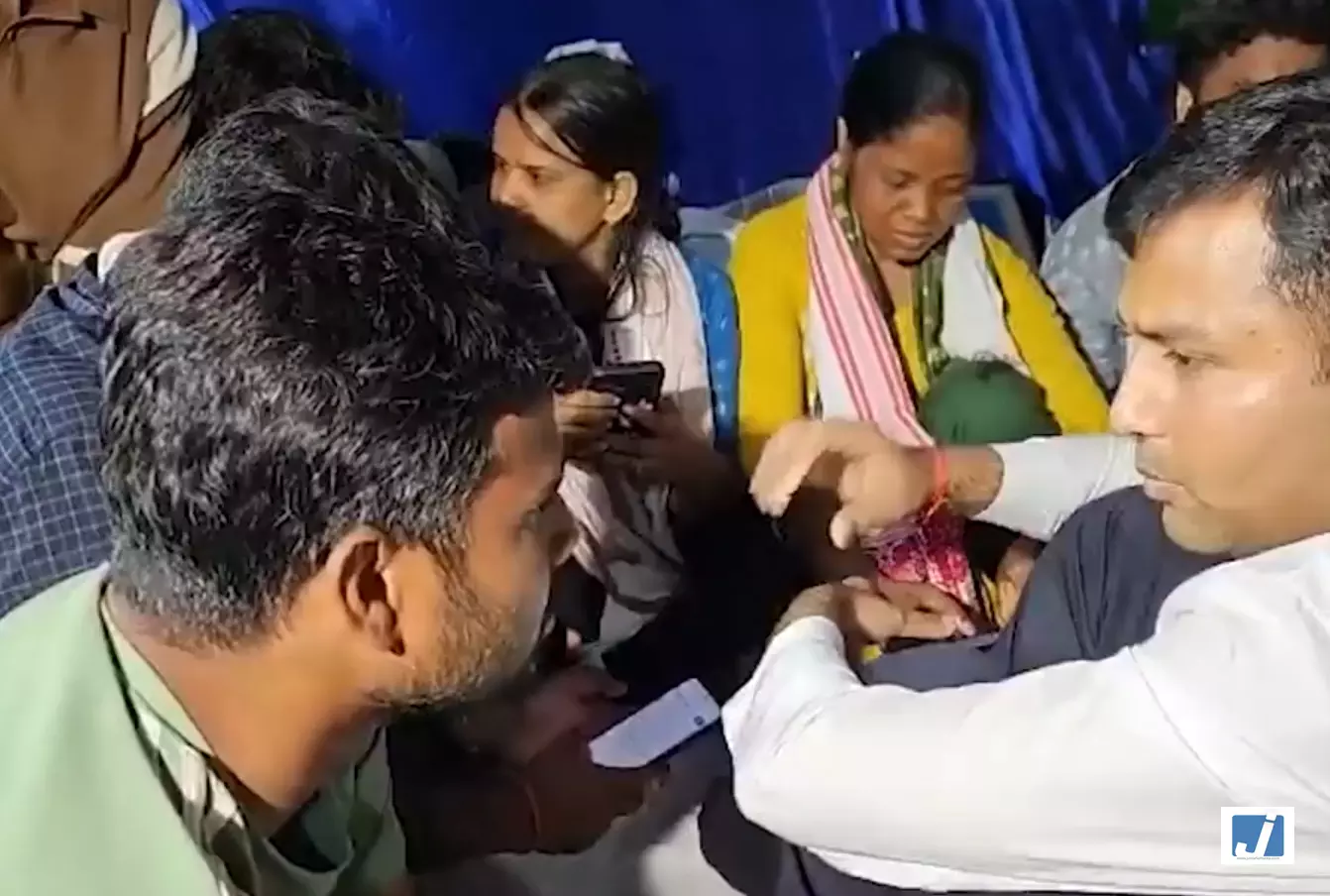 रांची में आंदोलनरत छात्रों से प्रशासन की वार्ता, मांगों पर SDO और ADM ने की चर्चा रांची में आंदोलनरत छात्रों से प्रशासन की वार्ता, मांगों पर SDO और ADM ने की चर्चा