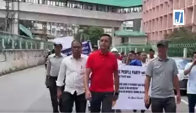 मेघालय: विपक्षी दल ने प्रमुख सार्वजनिक मुद्दों पर कार्रवाई की मांग को लेकर निकाला मार्च मेघालय: विपक्षी दल ने प्रमुख सार्वजनिक मुद्दों पर कार्रवाई की मांग को लेकर निकाला मार्च