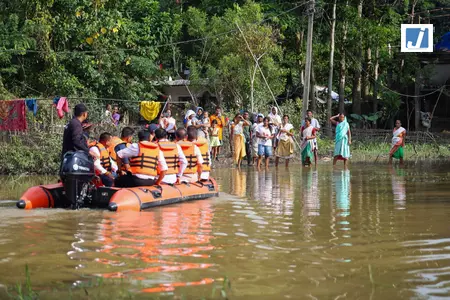 असम में बाढ़ से 15 जिलों के 1.68 लाख लोग प्रभावित, 133 राहत शिविर संचालित असम में बाढ़ से 15 जिलों के 1.68 लाख लोग प्रभावित, 133 राहत शिविर संचालित