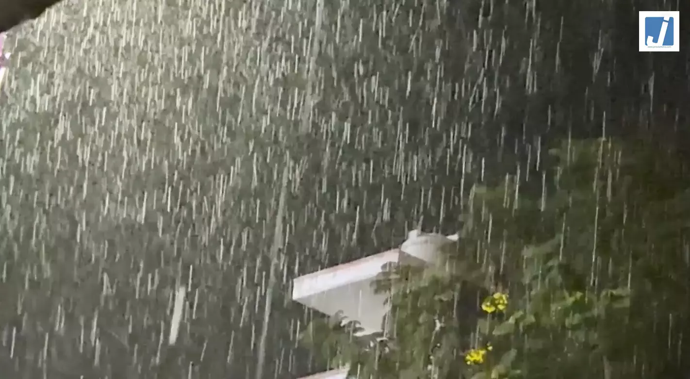 तमिलनाडु के कल्लाकुरिची में मूसलाधार बारिश, सड़कें जलमग्न, यातायात प्रभावित तमिलनाडु के कल्लाकुरिची में मूसलाधार बारिश, सड़कें जलमग्न, यातायात प्रभावित