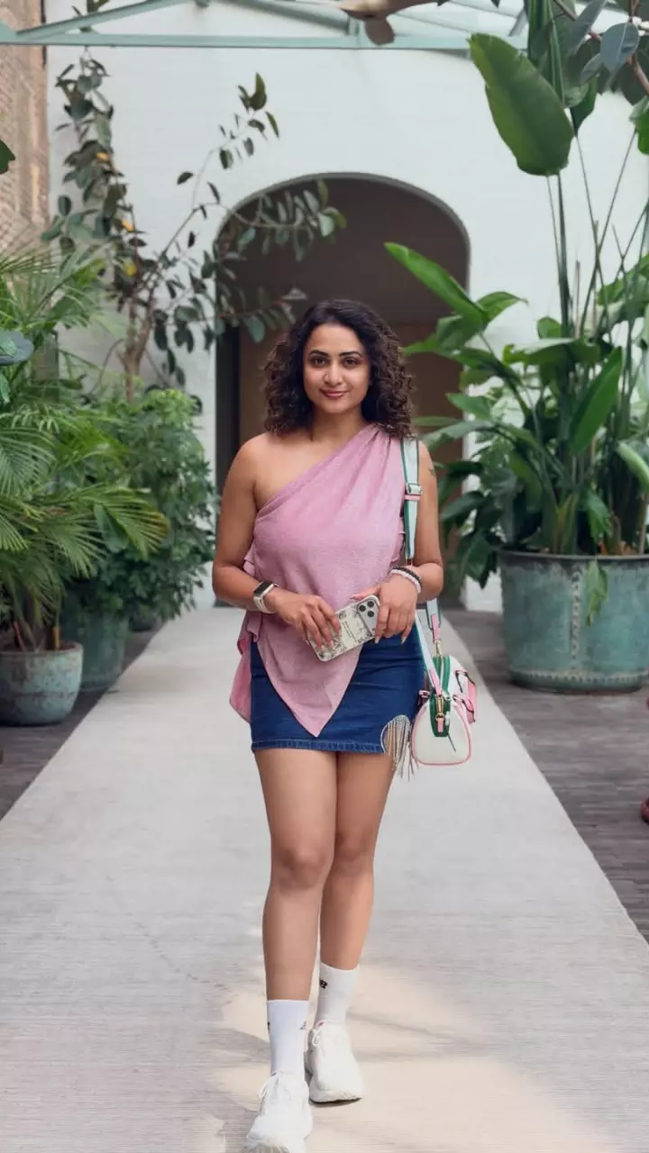 जननी का चिक और ट्रेंडी फैशन लुक