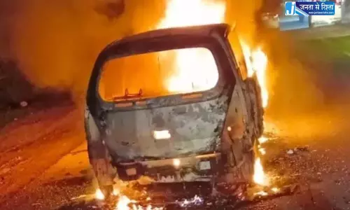 कार में आग लगी फिर हुआ ब्लास्ट, जला शव बरामद कार में आग लगी फिर हुआ ब्लास्ट, जला शव बरामद