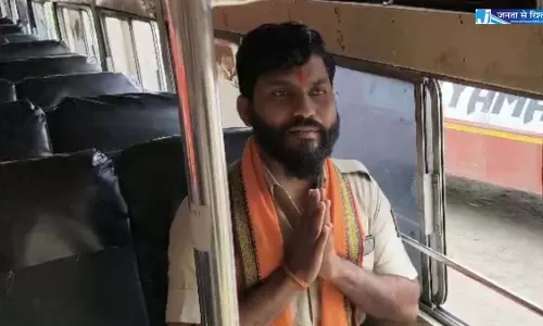 दादी को 2 साल बाद मिला बस में छूटा 24 हजार रूपए, कंडक्टर की हो रही तारीफ दादी को 2 साल बाद मिला बस में छूटा 24 हजार रूपए, कंडक्टर की हो रही तारीफ