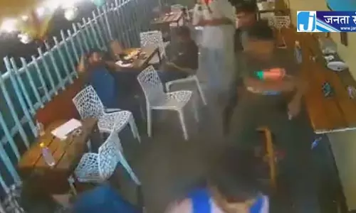 कैफे में युवक को अधमरा होने तक दबंग ने पीटा, वीडियो वायरल कैफे में युवक को अधमरा होने तक दबंग ने पीटा, वीडियो वायरल
