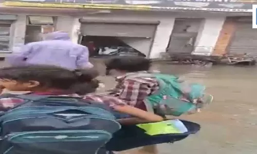 LIVE वीडियो: खुले नाले में गिरे स्कूल से लौटते 3 बच्चे, तत्परता से सुरक्षित बचा लिया गया LIVE वीडियो: खुले नाले में गिरे स्कूल से लौटते 3 बच्चे, तत्परता से सुरक्षित बचा लिया गया