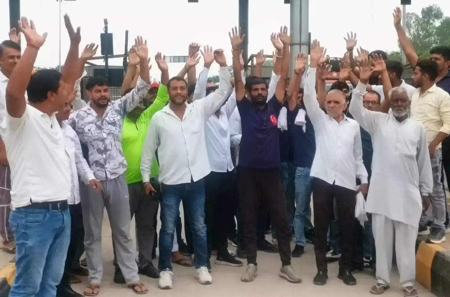 Panipat: हाईवे टोल प्लाजा पर कर्मचारियों का प्रदर्शन, यातायात प्रभावित
