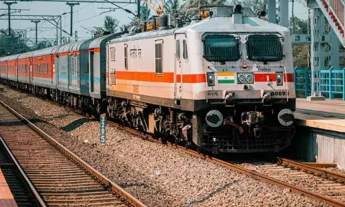 Kharagpur: रेल यात्रियों के लिए राहत, सात ट्रेनों में अस्थायी कोच की सुविधा