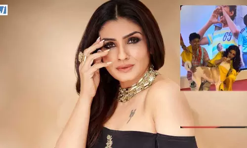 रेड कार्पेट पर कुत्ते ने खींची रवीना टंडन की ड्रेस, एक्ट्रेस ने प्यार से संभाली स्थिति रेड कार्पेट पर कुत्ते ने खींची रवीना टंडन की ड्रेस, एक्ट्रेस ने प्यार से संभाली स्थिति