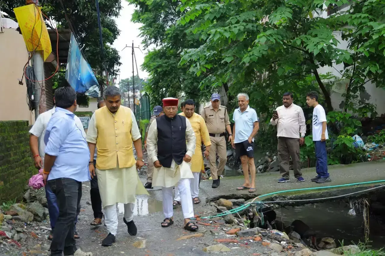 Dehradun: आपदा की आशंका के बीच नदी किनारे इलाकों में प्रशासन अलर्ट Dehradun: आपदा की आशंका के बीच नदी किनारे इलाकों में प्रशासन अलर्ट