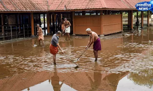 केरल में भारी बारिश का कहर, सात जिलों में रेड अलर्ट; कई जगह स्कूल-कॉलेज बंद केरल में भारी बारिश का कहर, सात जिलों में रेड अलर्ट; कई जगह स्कूल-कॉलेज बंद
