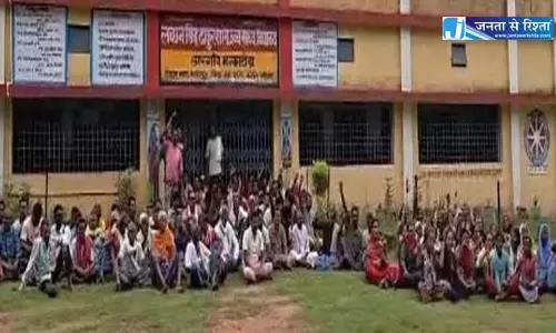 स्कूल के सामने ग्रामीणों का धरना प्रदर्शन, बाउंड्रीवाल बनाने की मांग स्कूल के सामने ग्रामीणों का धरना प्रदर्शन, बाउंड्रीवाल बनाने की मांग